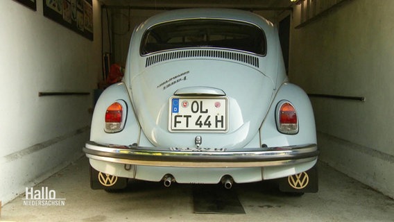Ein blauer Oldtimer-Käfer steht in einer Garage. © Screenshot 