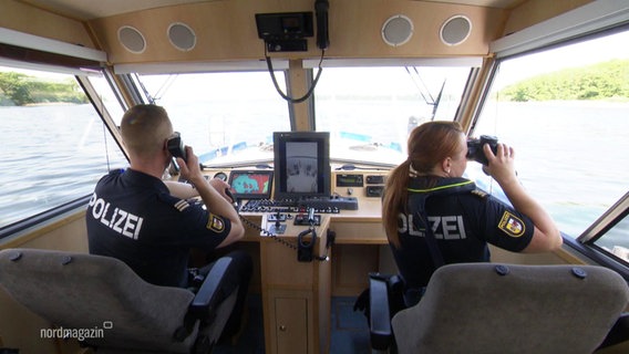 Beamte der Wasserschutzpolizei in einem Boot. © Screenshot 