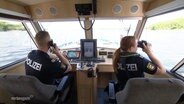 Beamte der Wasserschutzpolizei in einem Boot. © Screenshot 