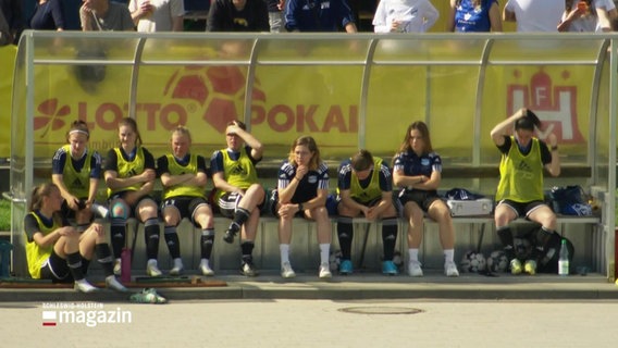 Die Ersatzspielerinnen von Union Tornesch am Spielfeldrand. © Screenshot 