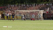 Blick auf das Spiefeld beim Hamburger Pokalfinale: Die 1. Frauen des FC St. Pauli spielen gegen Union Tornesch am 29.05.2023. © Screenshot 