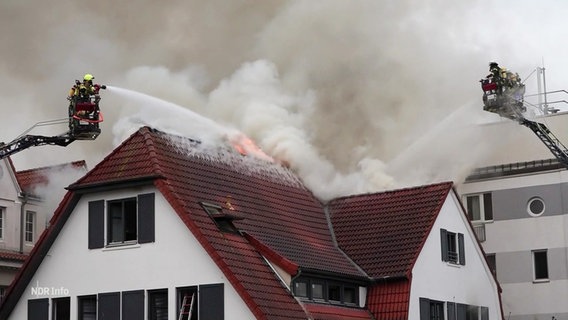 Die Feuerwehr beim Löschen eines großen Brandes. © Screenshot 