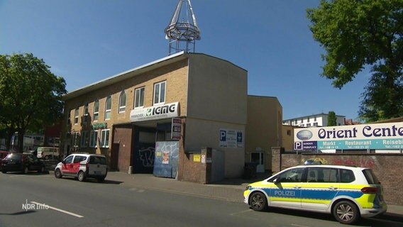 Ein Polizeiauto vor einer Moschee. © Screenshot 