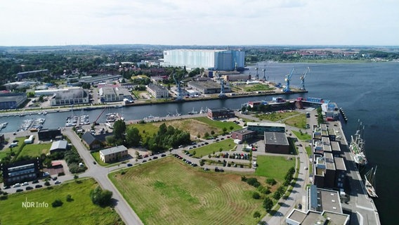 Der Hafen der Hansestadt Wismar aus der Luft betrachtet. © Screenshot 