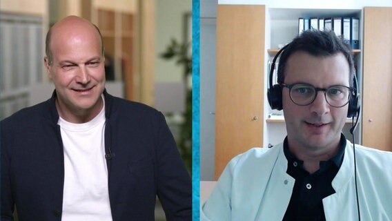Split screen: Moderator Philipp Abresch (links) und Dr. Alexander Glahn von der Medizinischen Hochschule Hannover (rechts). © Screenshot 