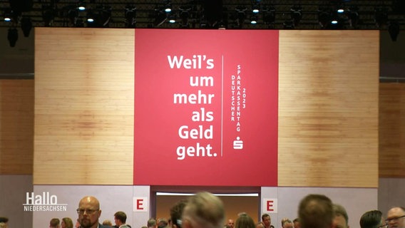 Werbetafel des Deutschen Sparkassentages 2023 mit dem Slogan: "Weil´s um mehr als Geld geht." © Screenshot 