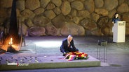 Peter Tschentscher legt einen Kranz nieder in der Holocaust-Gedenkstätte Yad Vashem. © Screenshot 