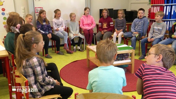 Schulkinder sitzen im Kreis in ihrem Klassenraum. © Screenshot 