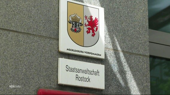 Das Wappen von Mecklenburg-Vorpommern, darunter das Schild "Staatsanwaltschaft Rostock". © Screenshot 