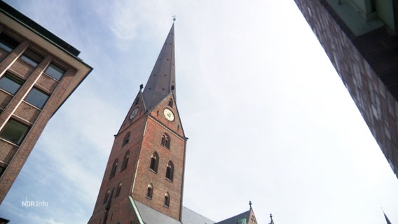 Der Kirchturm der St. Petri Kirche in Hamburg. © Screenshot 