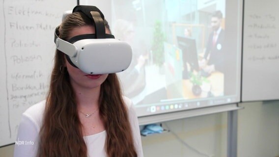 Eine Schülerin trägt eine Brille, die virtuelle Realität simulieren kann. © Screenshot 