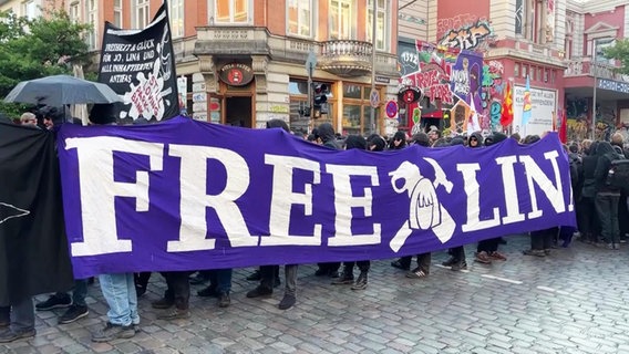 Eine Demonstration mit "FREE LINA" auf einem Transparent. © Screenshot 