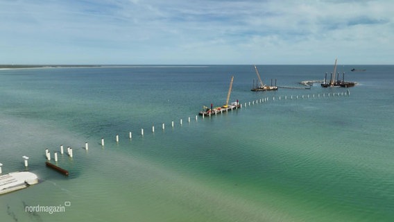 Konstruktion einer Seebrücke im Wasser. © Screenshot 