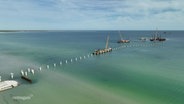Konstruktion einer Seebrücke im Wasser. © Screenshot 