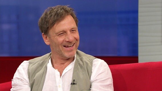 Schauspieler und Drehbuchautor Hendrik Duryn zu Gast bei DAS!. © Screenshot 