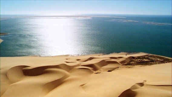 Sanddünen über dem Meer in Namibia © Screenshot 