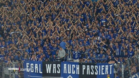 HSV-Fans in der Fankurve im Stuttgarter Stadion. © Screenshot 