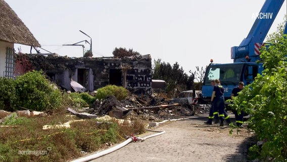 Die Überreste eines abgebrannten Hauses. © Screenshot 