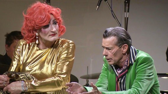 Spielszene aus dem Theaterstück "Ein Käfig voller Narren" © Screenshot 