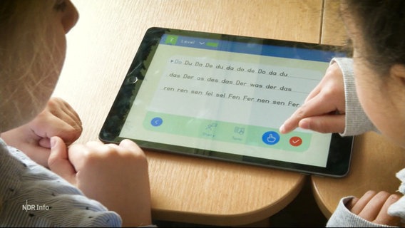 Kinder lernen an einem Tablet. © Screenshot 