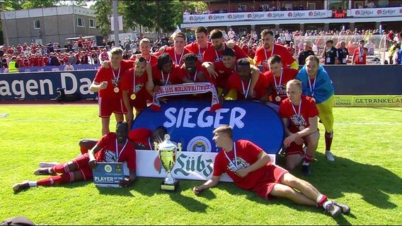 Die Fußballer des Rostocker FC feiern den Sieg im Landespokal © NDR 