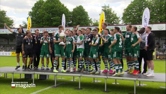 Die Spieler des VfB Lübeck feiern den Gewinn des Landespokals. © Screenshot 