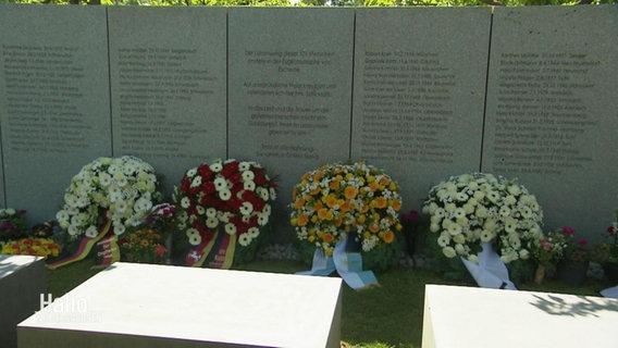 An einer Gedenktafel für die Opfer des Zugunglücks von Eschede wurden Kränze niedergelegt. © Screenshot 