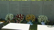 An einer Gedenktafel für die Opfer des Zugunglücks von Eschede wurden Kränze niedergelegt. © Screenshot 