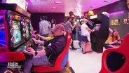 Besucher sitzen an Videospielegeräten in Niedersachsens erstem Gaming-Center in Hannover. © Screenshot 