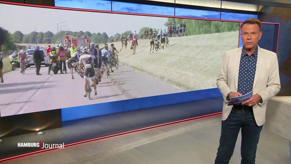 Moderator Ulf Ansorge, im Hintergrund ein Bild eines Radrennens. © Screenshot 