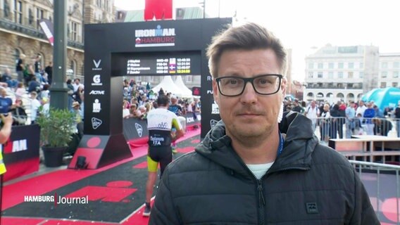 Reporter Sebastian Rieck berichtet live vom Zieleinlauf des Ironman Hamburg. © Screenshot 