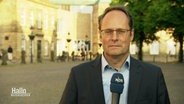 NDR Religions-Experte Florian Breitmeier steht vor dem Osnabrücker Dom. © Screenshot 