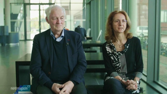 Gerd Röpke und Heidi Reinholz sitzen nebeneinander und sprechen zur Kamera. © Screenshot 