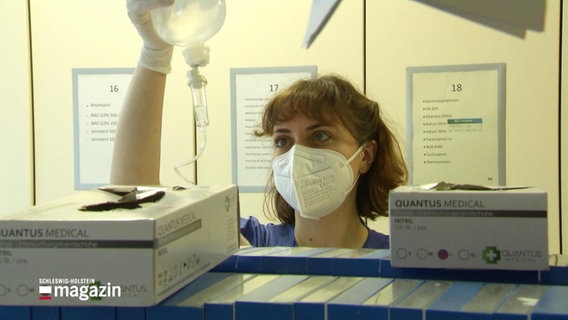 Intensivkrankenschwester Maria Parting schaut sich einen Infusionsbeutel genauer an. © Screenshot 