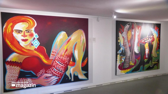 Zwei Gemälde der Künstlerin Elvira Bach. Im neoexpressionistischen Stil zeigt das linke Bild eine selbstbewusste Frau mit roten Haaren, rechts eine Auswahl von diversen Frauenbeinen in unterschiedlichsten hohen Schuhen. © Screenshot 