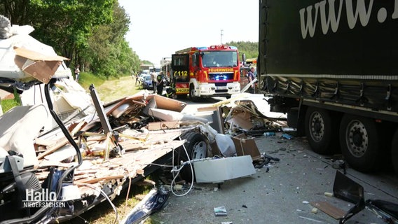 Die Überreste eines Wohnmobils an einem Unfallort auf der A1. © Screenshot 