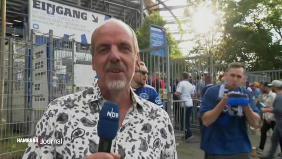 Der NDR-Reporter vor dem Volksparkstadion © Screenshot 