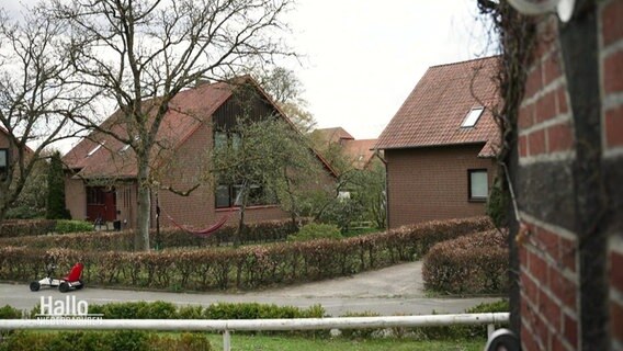 Häuser eines Kinderdorfes bei Lüneburg. © Screenshot 