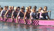 Frauen der Selbsthilfegruppe "Pinke Zitronen" beim Drachenboot fahren. © Screenshot 
