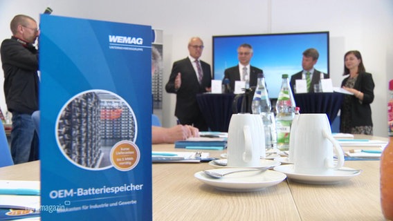 Der Vorstand des Energielieferanten WEMAG bei einer Pressekonferenz. © Screenshot 