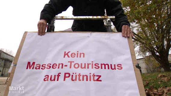 Ein Schild mit der Aufschrift: "Kein Massen-Tourismus auf Pütnitz". © Screenshot 