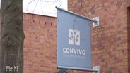 Ein Schild mit dem Logo der Unternehmensgruppe Convivo. © Screenshot 