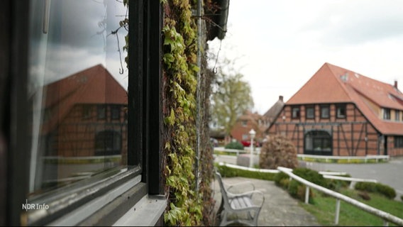 Häuser in einem Kinderdorf be Lüneburg. © Screenshot 