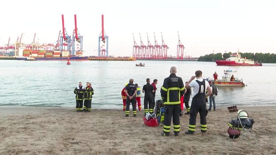Rettungskräfte suchen nach einer vermissten Person in der Elbe. © Tele News Network Foto: Screenshot