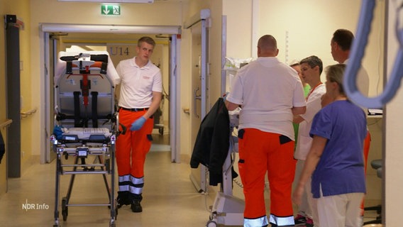 Beschäftigtes Krankenhauspersonal in der Notaufnahme. © Screenshot 