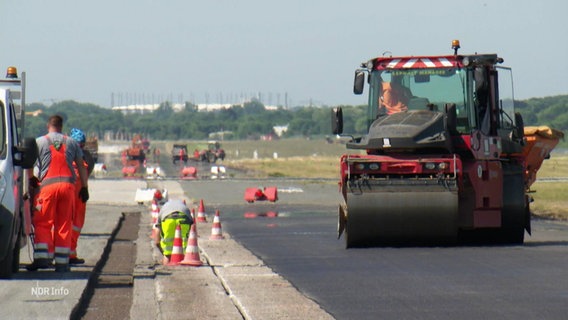 Baumaschine asphaltiert Teer auf der Landebahn des Hamburger Flughafens. © Screenshot 