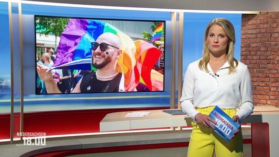 Kathrin Kampmann moderiert einen Beitrag zum Christopher Street Day an. © Screenshot 