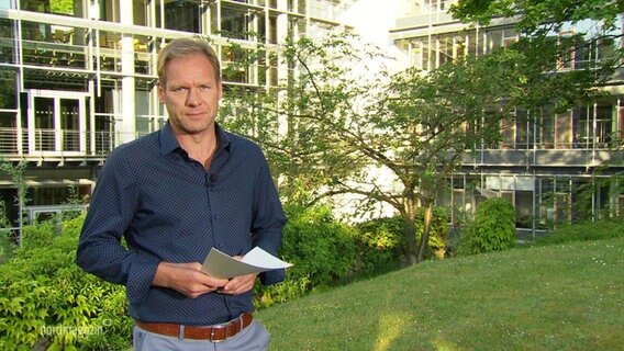 Thilo Tautz moderiert die Spätausgabe Nordmagazin bei sonnigem Wetter draußen. © Screenshot 