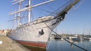 Das neue im Hafen stehende Museumsschiff "Gorch Fock I". © Screenshot 