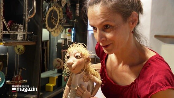 Eine Puppenspielerin mit ihrer Puppe. © Screenshot 